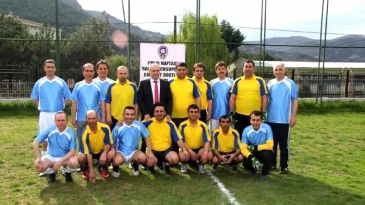 Amasya\'da Polislerle Gazeteciler Futbol Maçı Yaptı