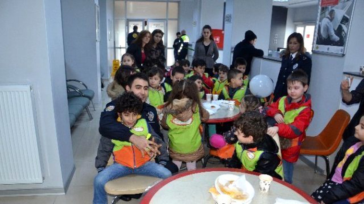 Anaokulu Öğrencileri Polis Oldu, Ekipleri Olaya Gönderdi