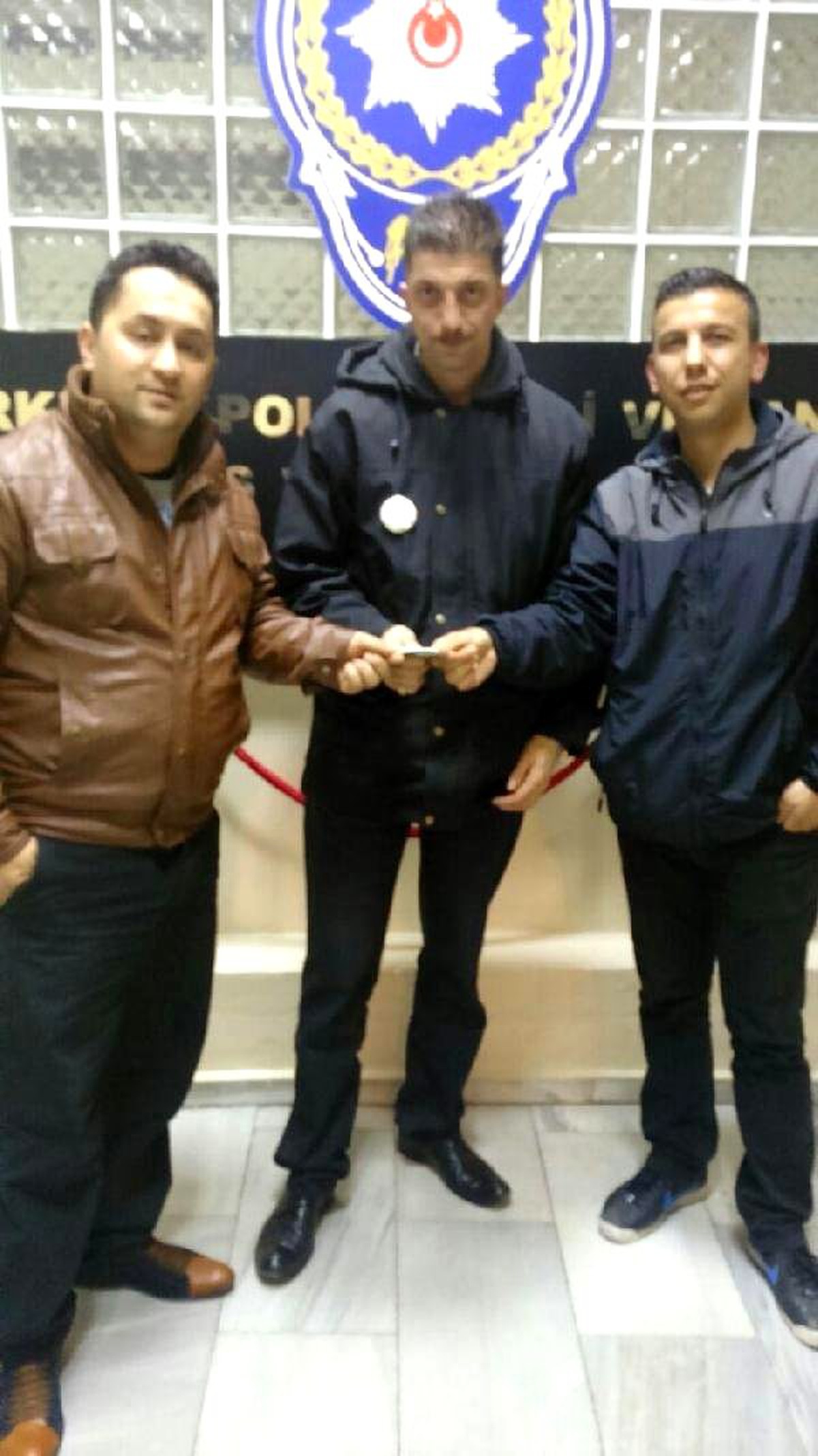 Atm\'de Bulduğu 500 Lirayı Sahibine Teslim Etti