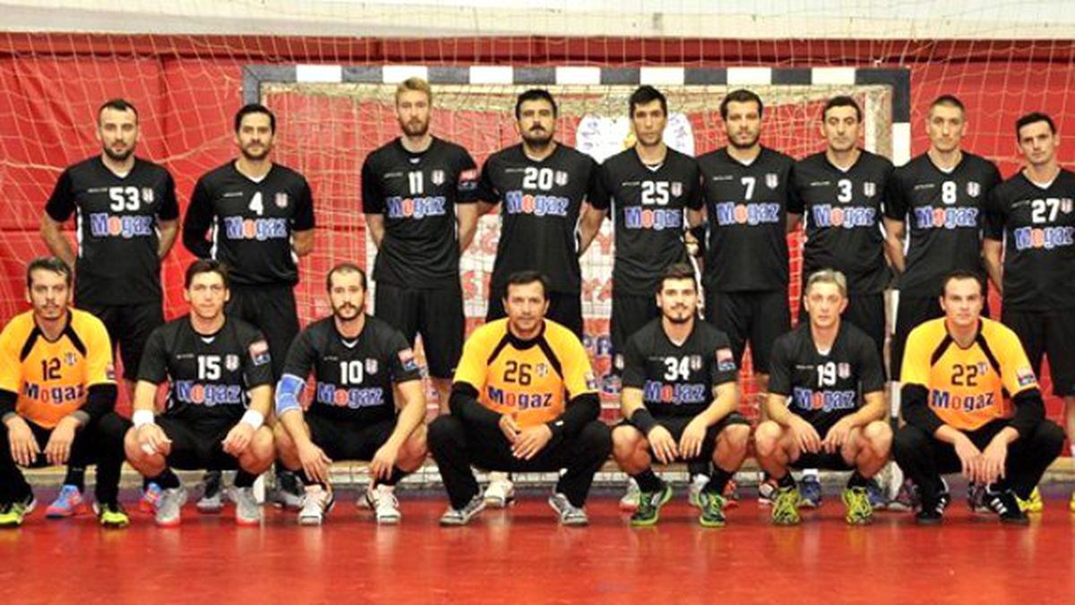 Beşiktaş Hentbol Takımı'nın Otobüsü, Mersin'de Taşlı Saldırıya Uğradı