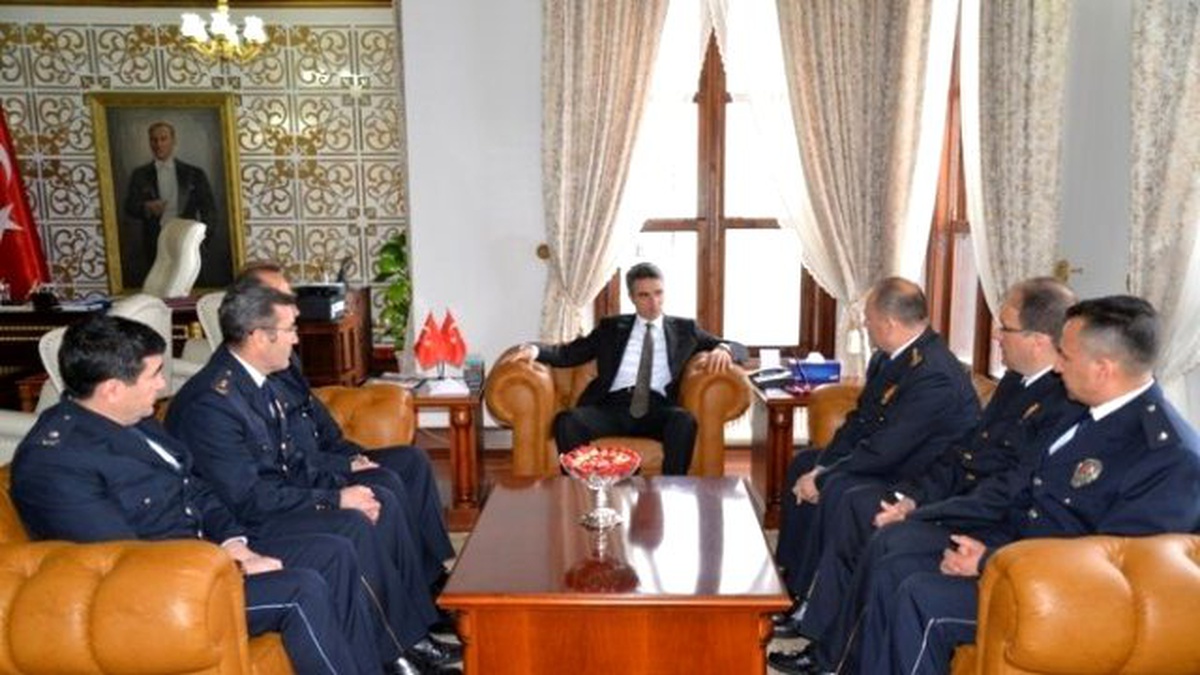 Bolu Emniyet Müdürü ve Emniyet Mensupları Vali Baruş\'u Ziyaret Etti