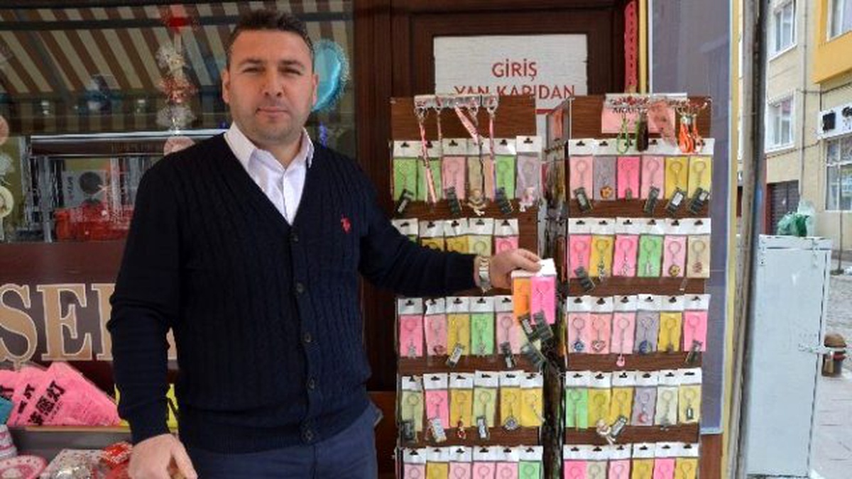 Bozuk Bilgisayar Malzemelerinden Anahtarlık Yapıyor