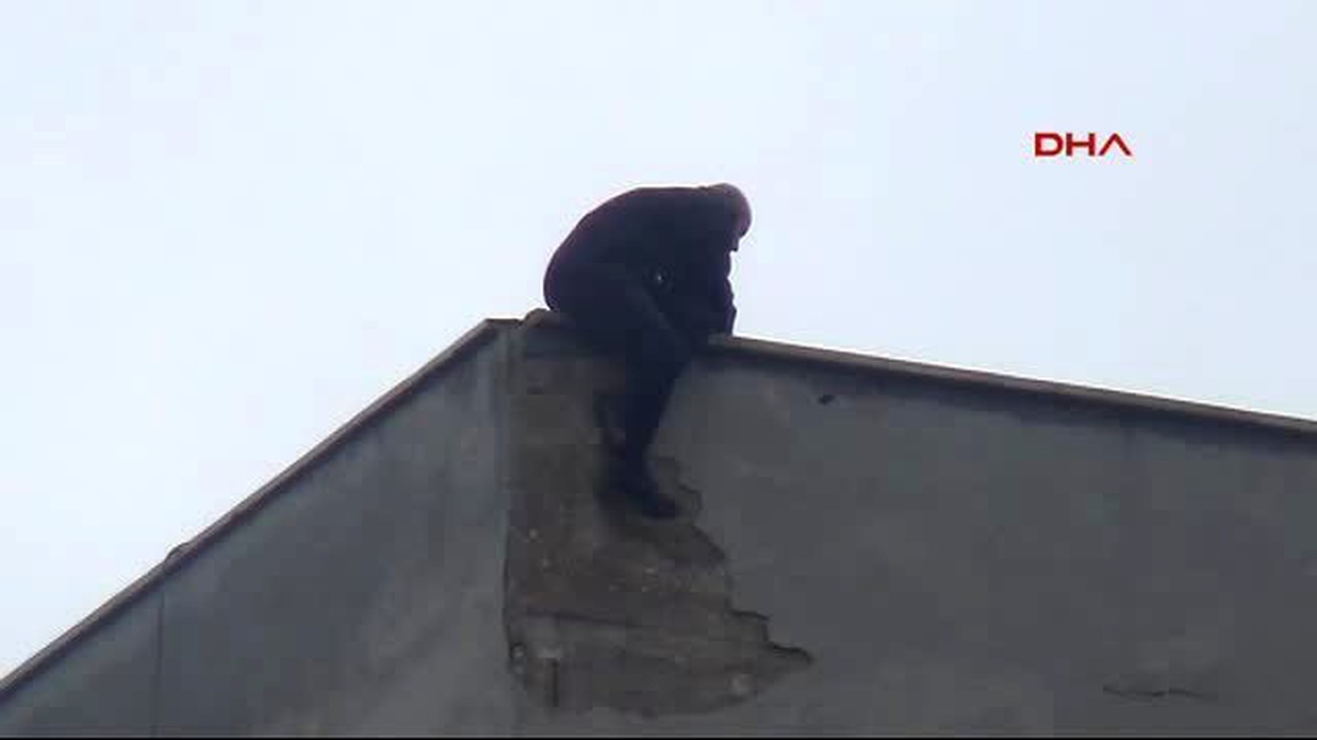 Bursa Oda Aidat Borcuna Kızan Kamyoncu Çatıya Çıktı