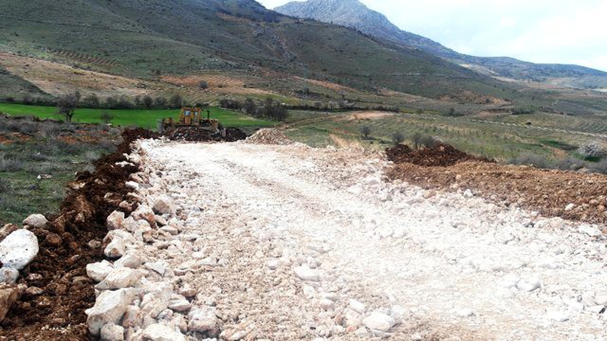 Çamurlu Mahallesinde Yol Açma Çalışması Yapılıyor