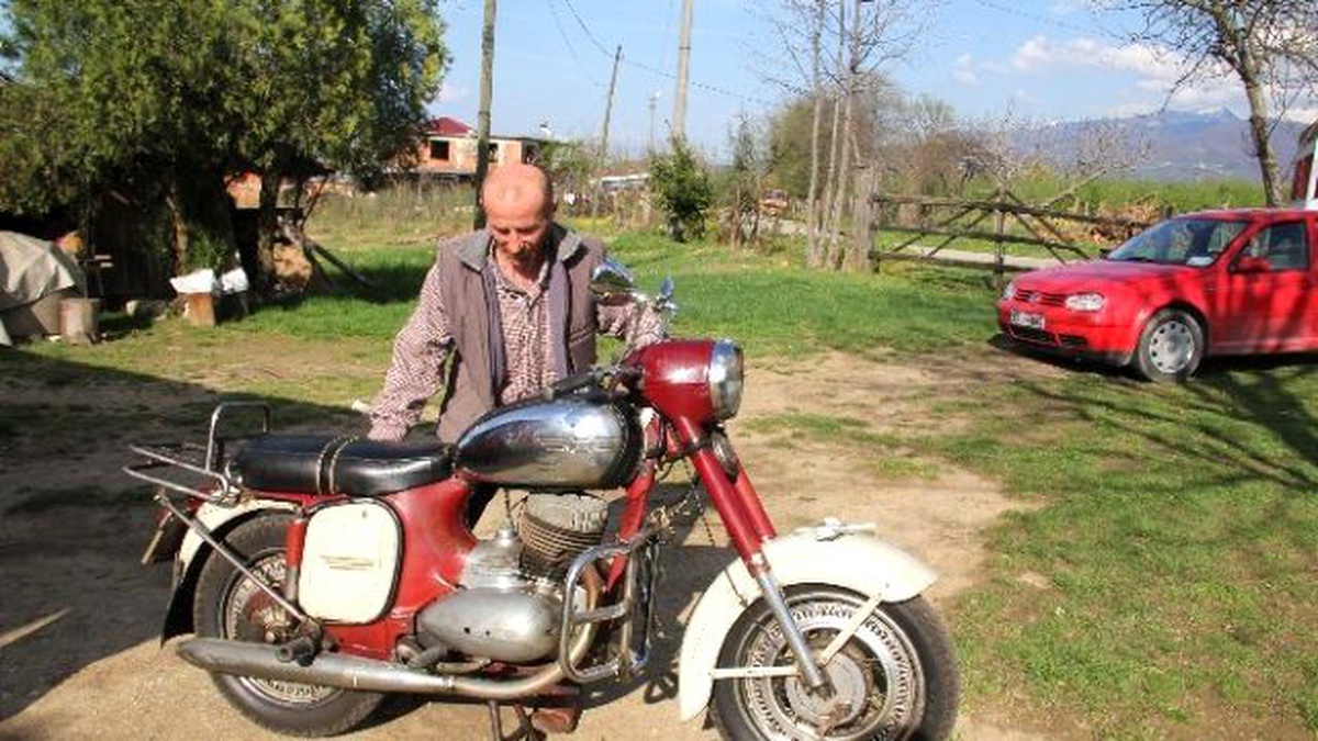 Çok Sevdiği Motosikletini 43 Yıl Odasında Sakladı