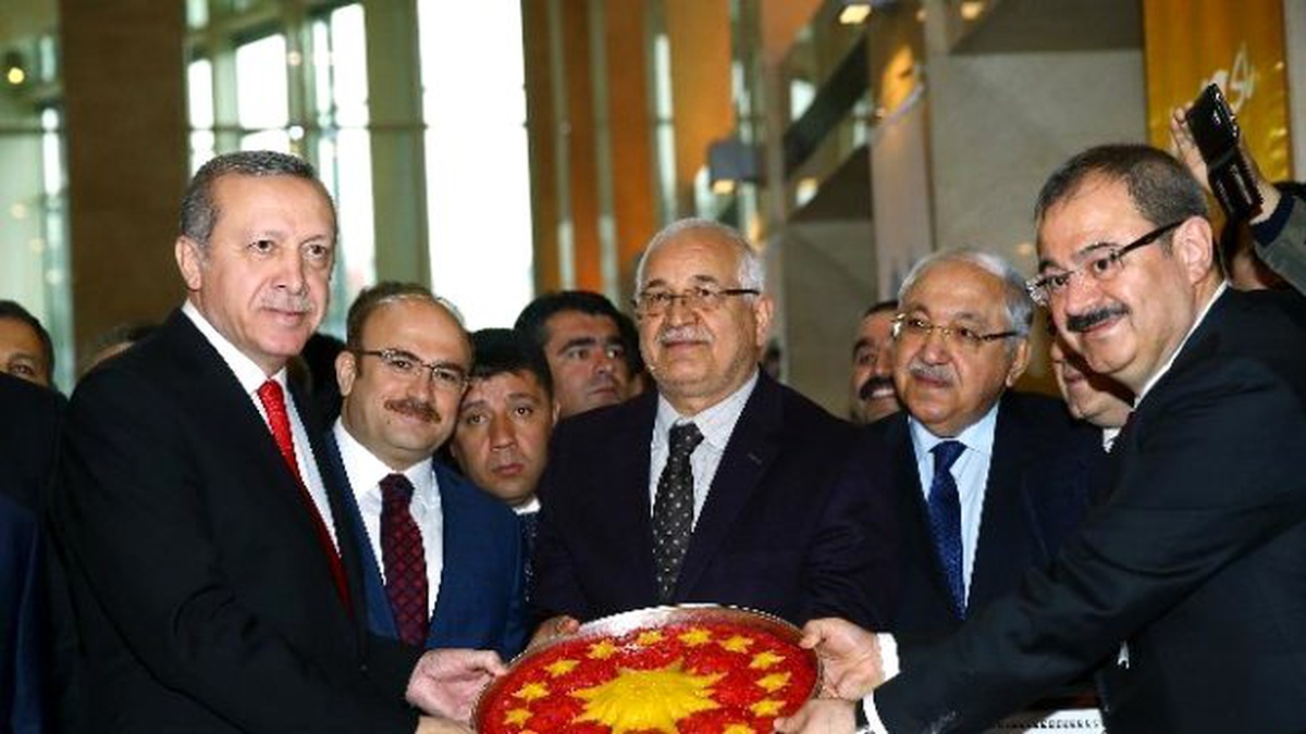 Cumhurbaşkanı Erdoğan\'a Forslu Baklava Sürprizi