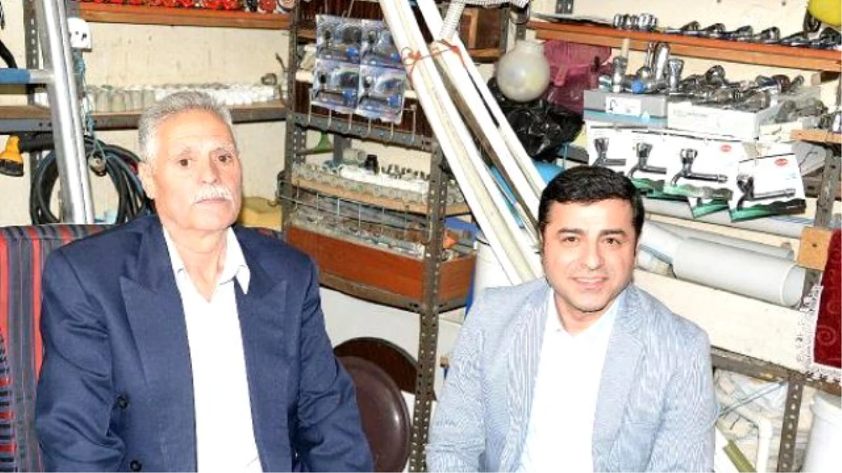 Demirtaş, Anne ile Babasından Hayır Duası Aldı