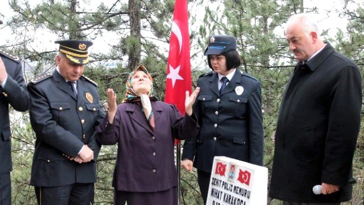 Emniyetten ve Şehit Ailelerinden Şehitlik Ziyareti
