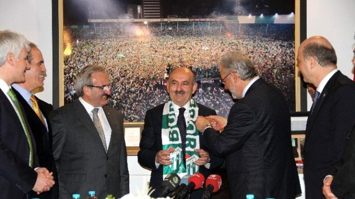 Fanatik Beşiktaşlı Bakan Müezzinoğlu Bursapor Atkısı Taktı