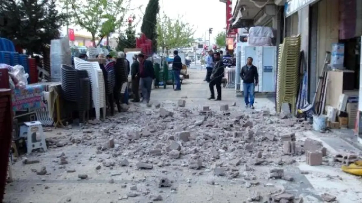 İnşaattan Kopan Tuğlalar Tehlike Yaratıyor