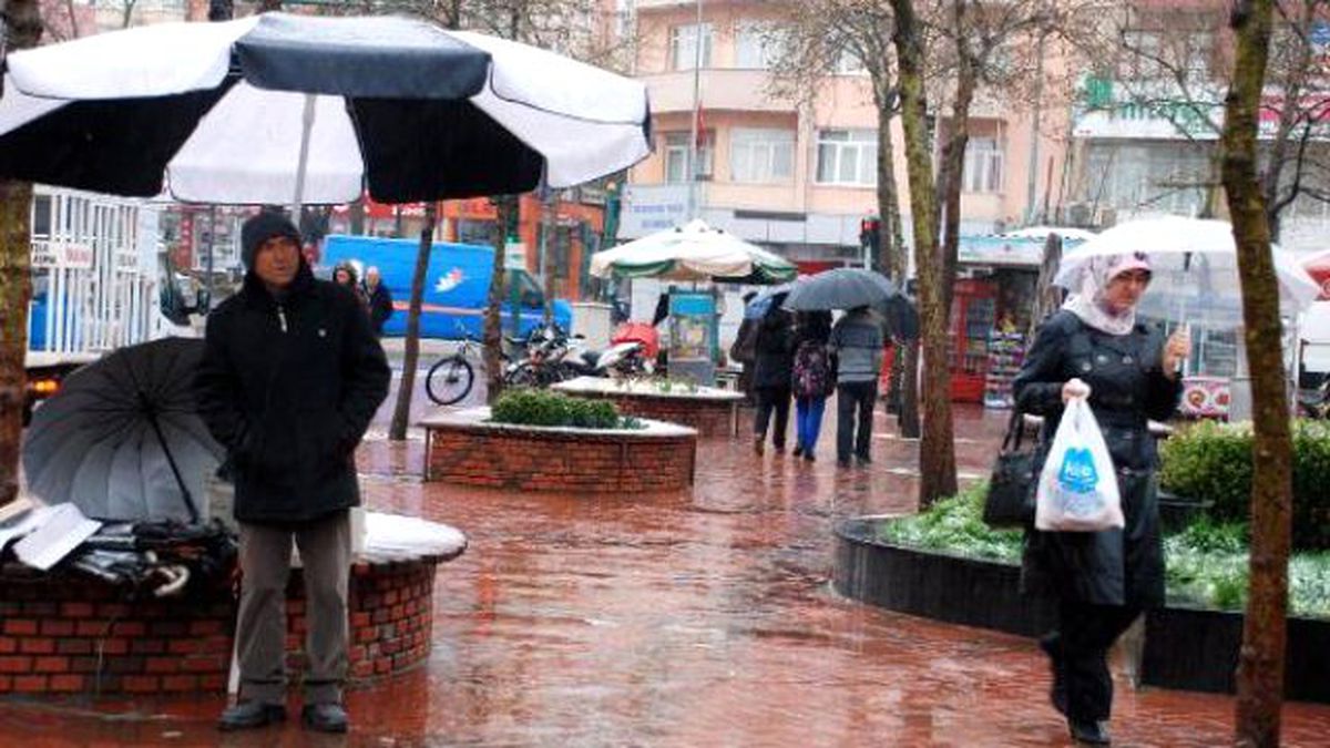 Isparta Güne Kar Yağışıyla Uyandı