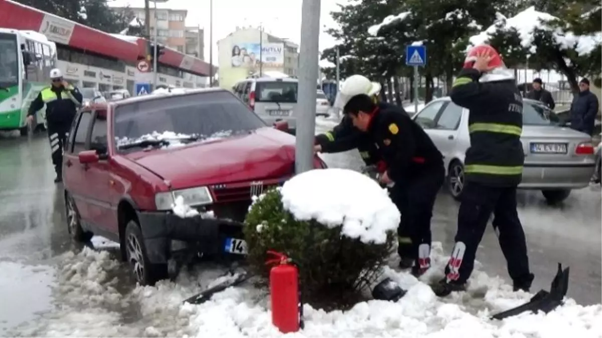 Karda Kontrolden Çıkan Otomobil Direğe Çarparak Durabildi