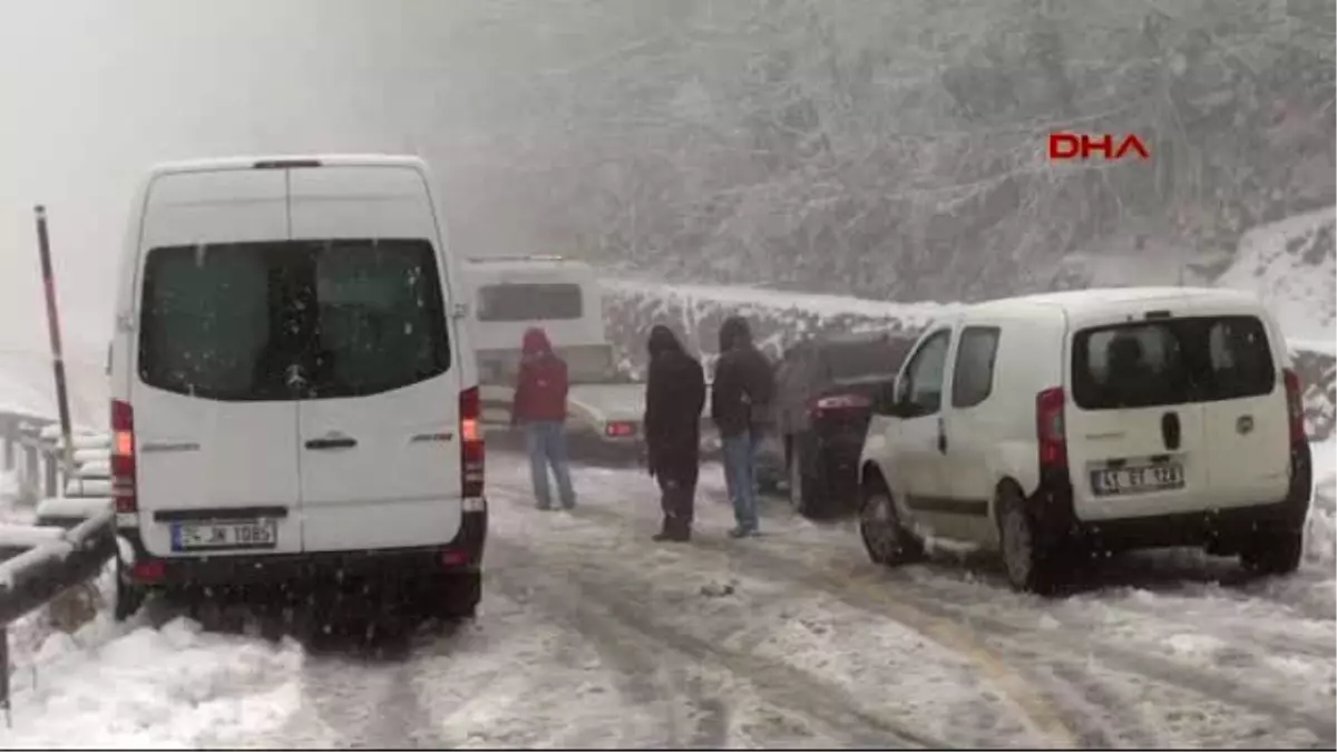 Kocaeli Kartepe Yolunda Kar Yağışı Nedeniyle Araçlar Yolda Kaldı