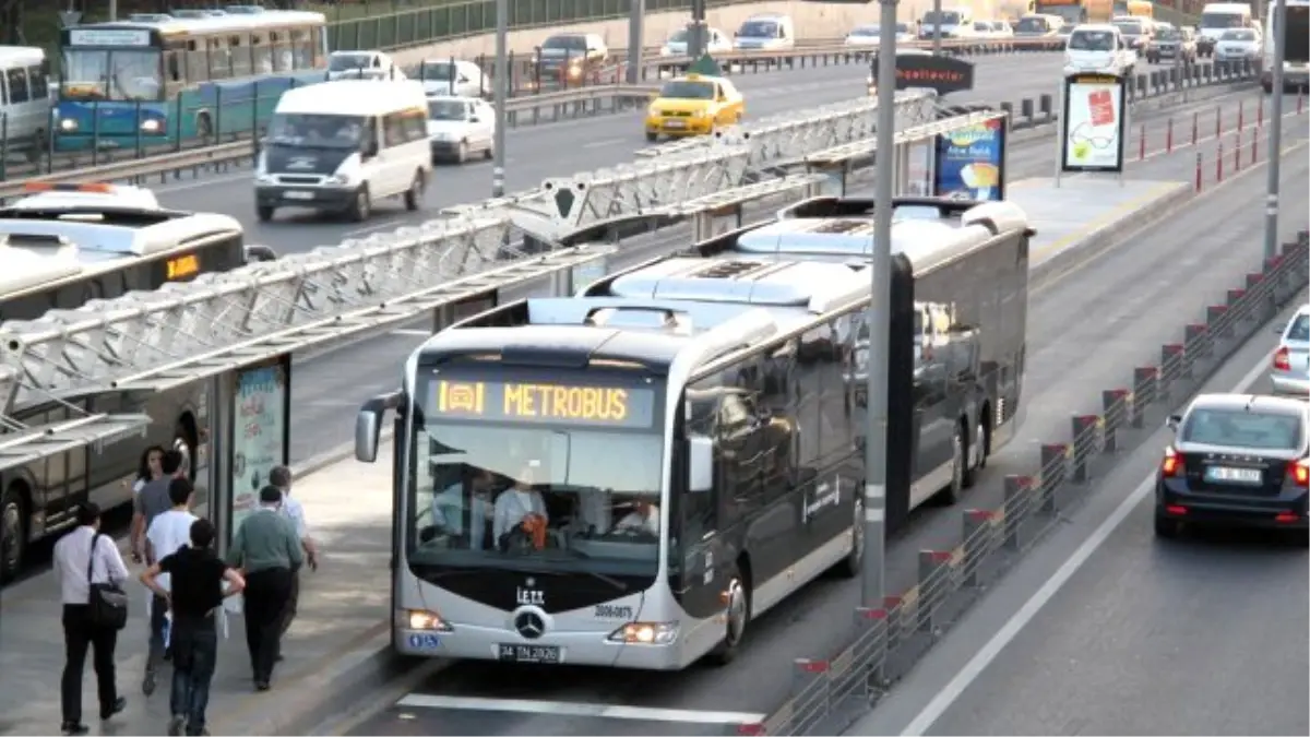 Metrobüs\'ün Bahçelievler İstasyonu\'nda Yenileme Molası