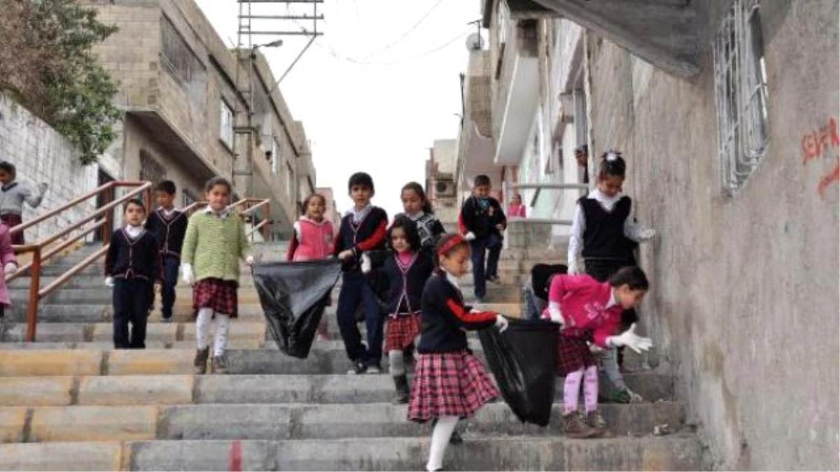 Nizip\'te Öğrenciler Temiz Çevre İçin Çöp Topladı