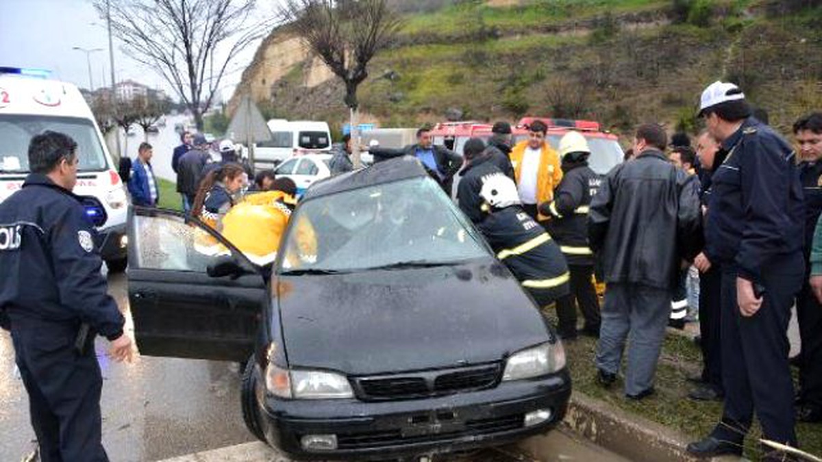 Otomobil Aydınlatma Direğine Çarptı: 2 Yaralı