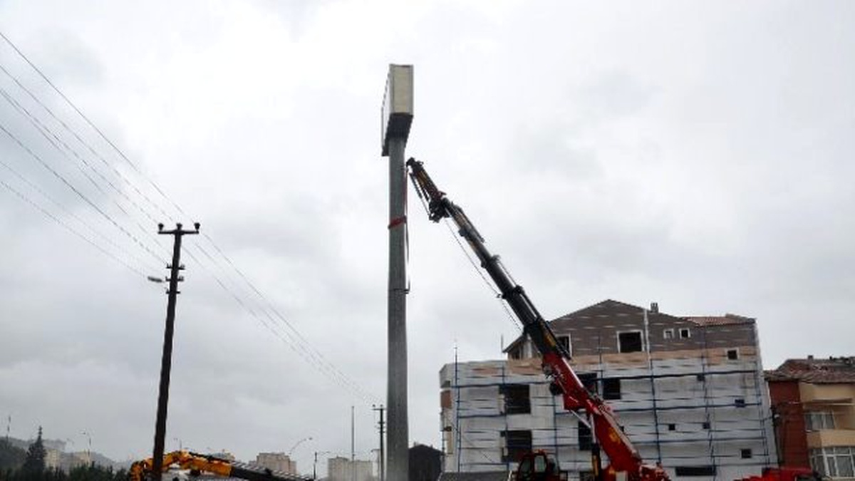 Reklam Direğine Gizlenmiş Baz İstasyonu Yıkıldı