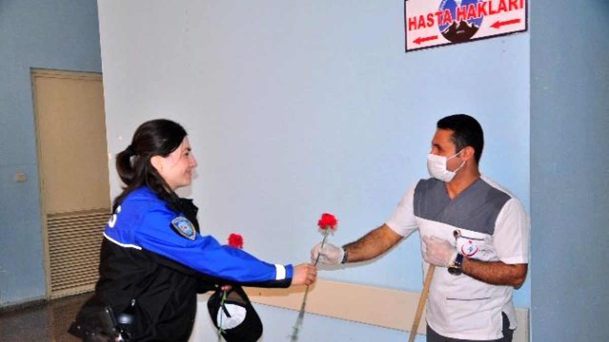 Şırnak Polisi Vatandaşlara Karanfil Dağıttı