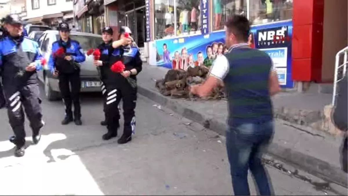 Şırnak\'ta Polis Vatandaşlara Karanfil Dağıttı