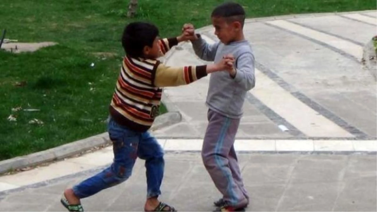 2 Çocuk 50 Kuruş İçin Tekme Tokat Kavga Etti
