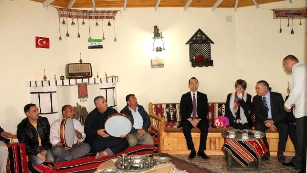 Akpm Başkanı Anne Brassuer Elbeyli Konteynır Kentini Ziyaret Etti