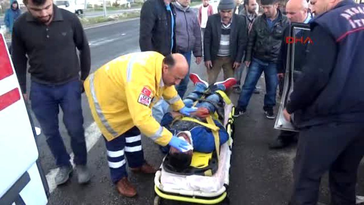 Aksaray Ehliyetsiz Sürücü Otomobiliyle Bariyerlere Çarptı 2 Yaralı