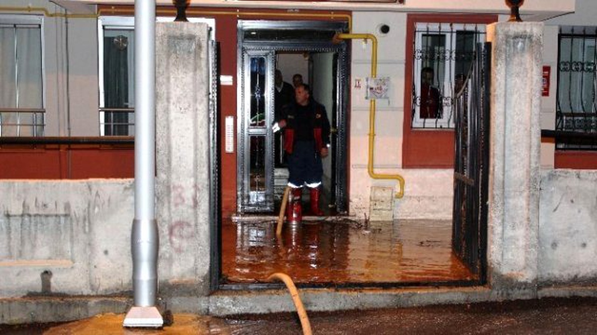 Ana Su Borusu Patlayınca Bazı Evleri Su Bastı