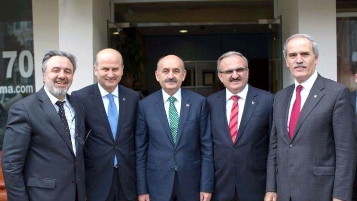 Bakan Mehmet Müezzinoğlu Seçim Afişleri İçin Fotoğraf Çektirdi