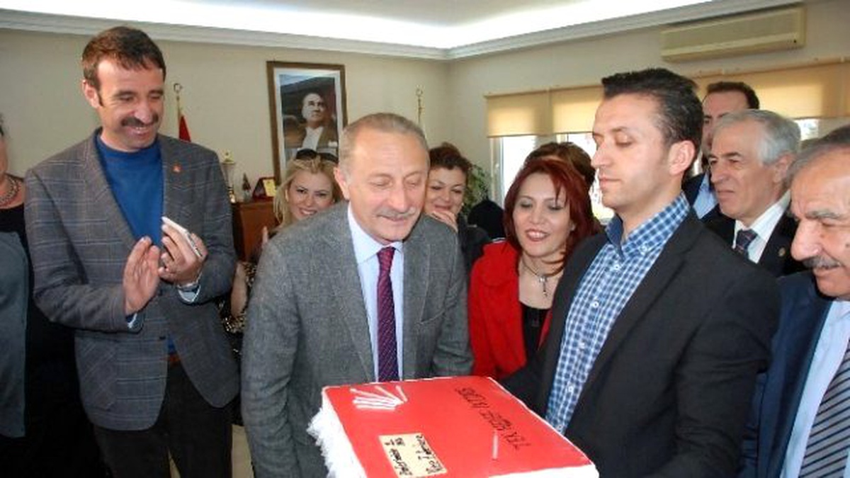 Başkan Atabay\'ın 1. Yılını Pastayla Kutladılar