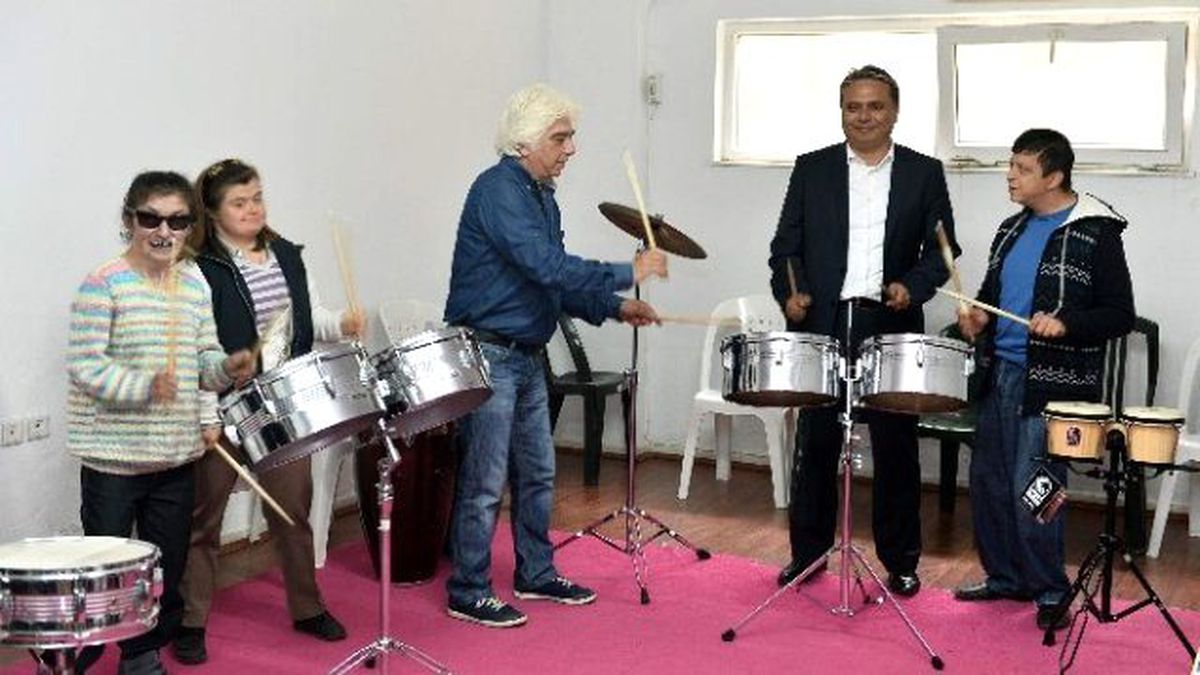 Başkan Uysal, Çocuklarla Birlikte Bateri Çaldı