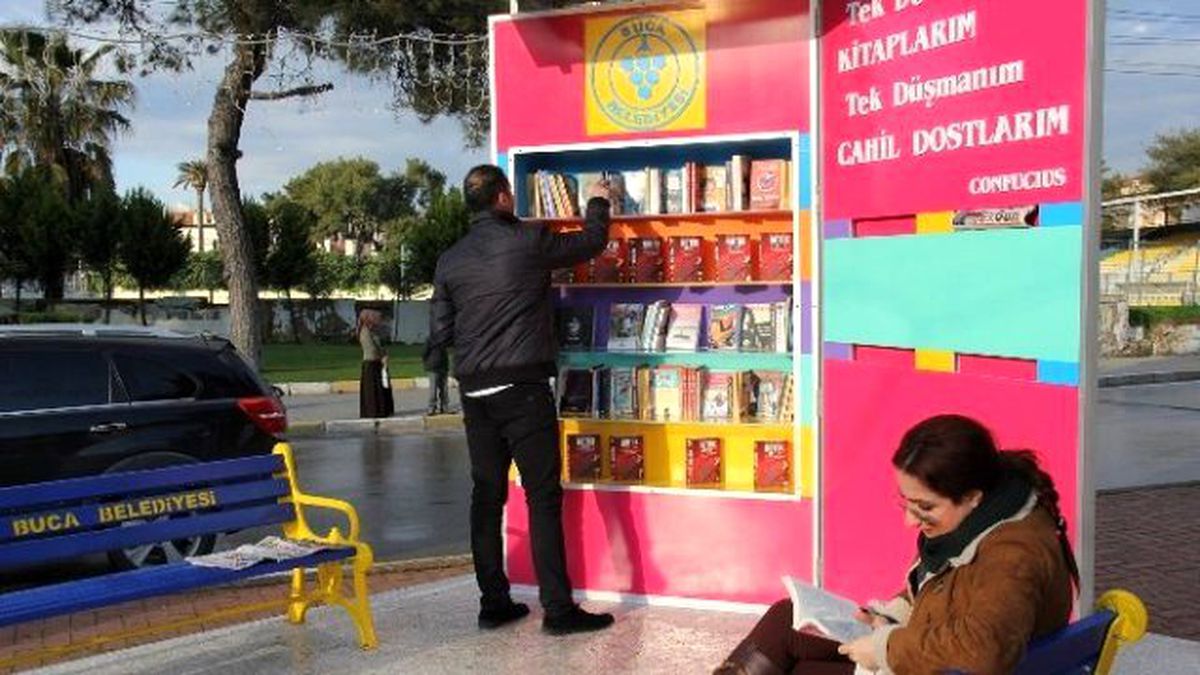 Buca\'da Sokak Kütüphaneleri Okurlarını Bekliyor