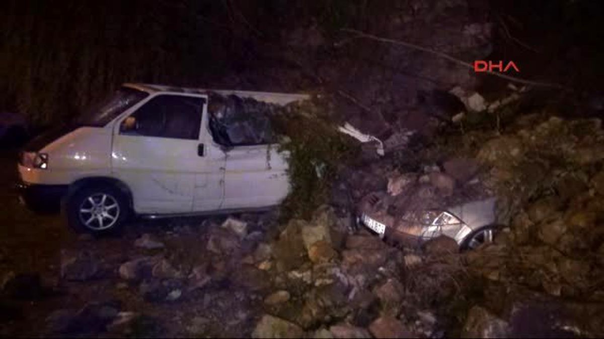 Bursa?da İstinat Duvarı Çöktü, 7 Araç Zarar Gördü