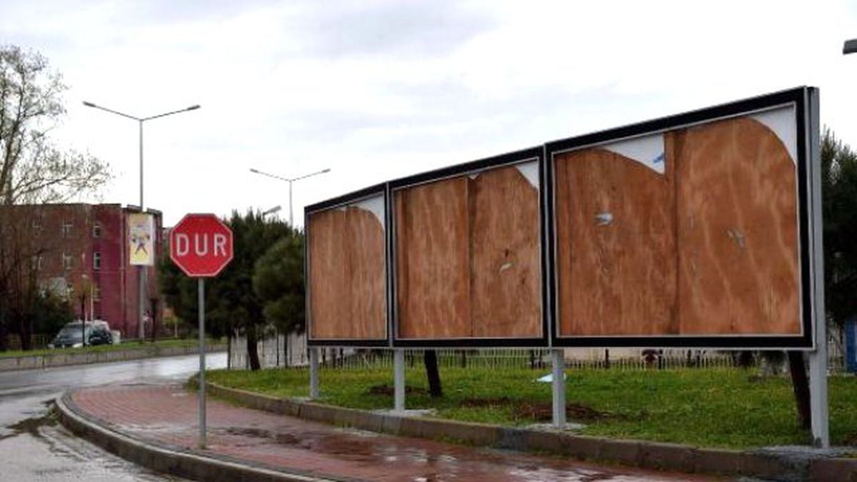 CHP\'li Başkan, Çanakkale\'de Nükleer Santral Afişlerini Kaldırttı