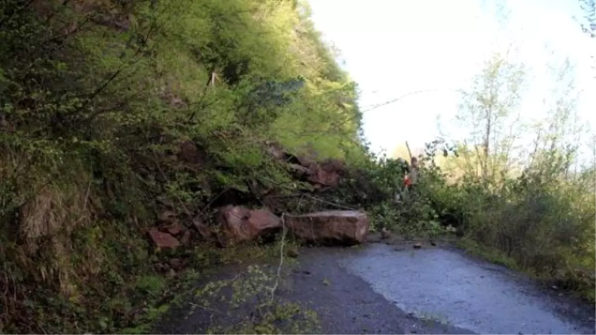 Ereğli\'de Heyelan Yolu Ulaşıma Kapattı (2)