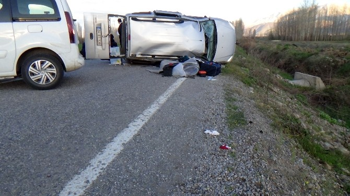 Erzincan\'da Trafik Kazası: 3 Yaralı