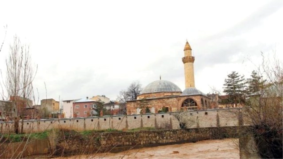 Erzurum\'un İlçelerinde Sağanak Yağış Sele Dönüştü