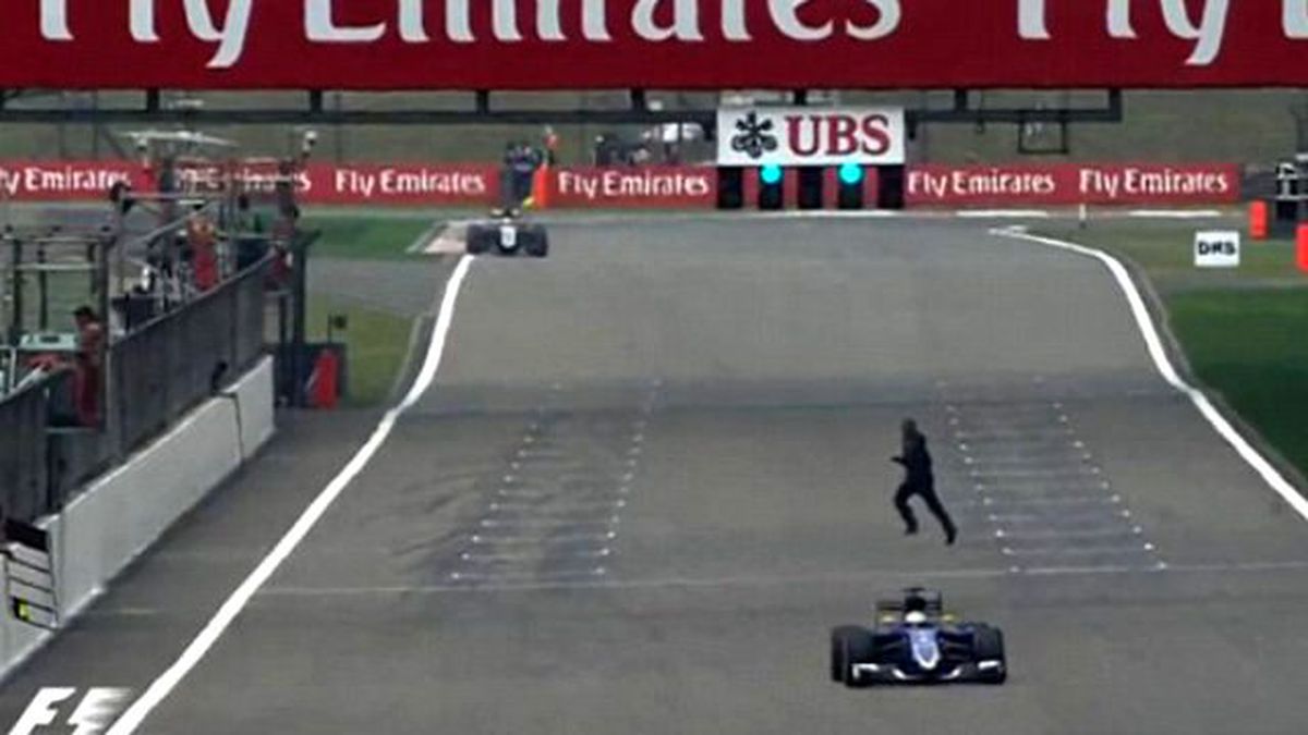 Formula 1'de Seyirci, Güvenlik Duvarını Aşarak Piste Girdi