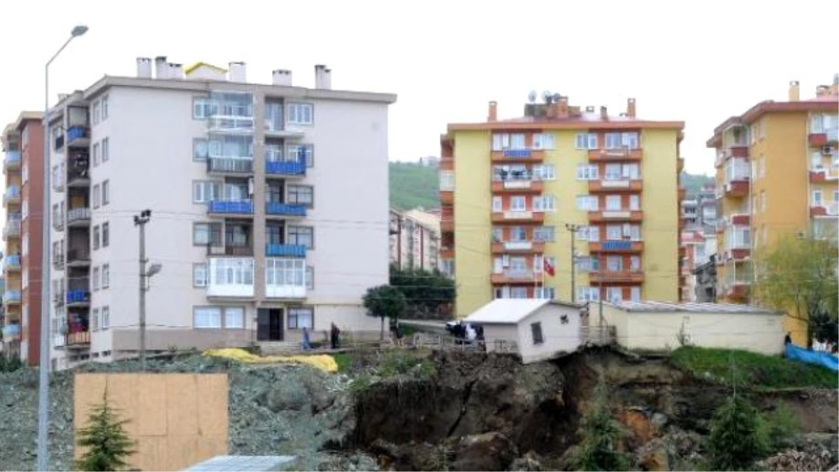 Giresun\'da İnşaat Temelinde Kayma, 6 Katlı Apartman Boşaltıldı