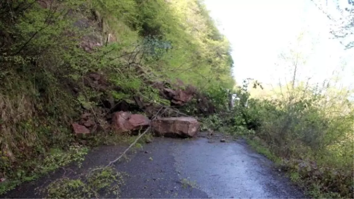 Heyelanda Ulaşıma Kapanan Yol Açılmaya Çalışılıyor