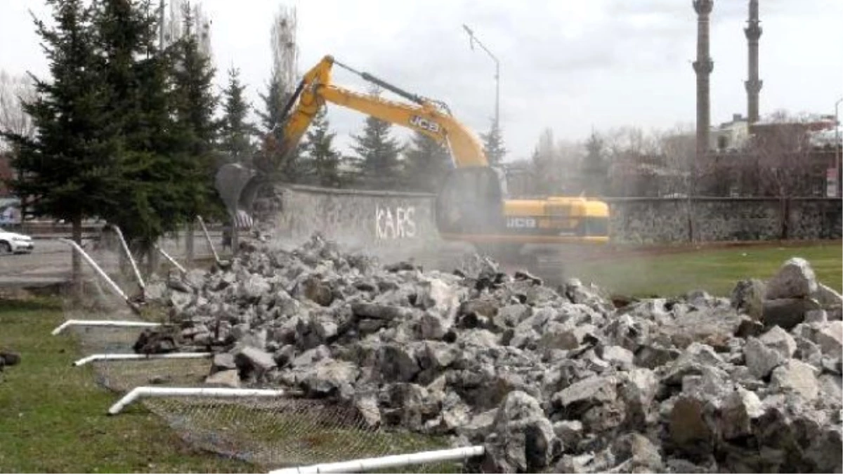 Kars\'ta Stadyum ve Spor Salonu Yıkılıyor