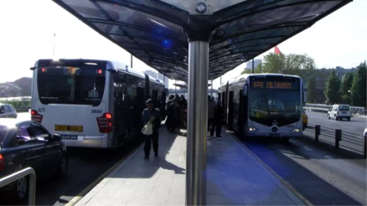 Metrobüsün Tekeri Fırladı, 4 Araç Hasar Gördü