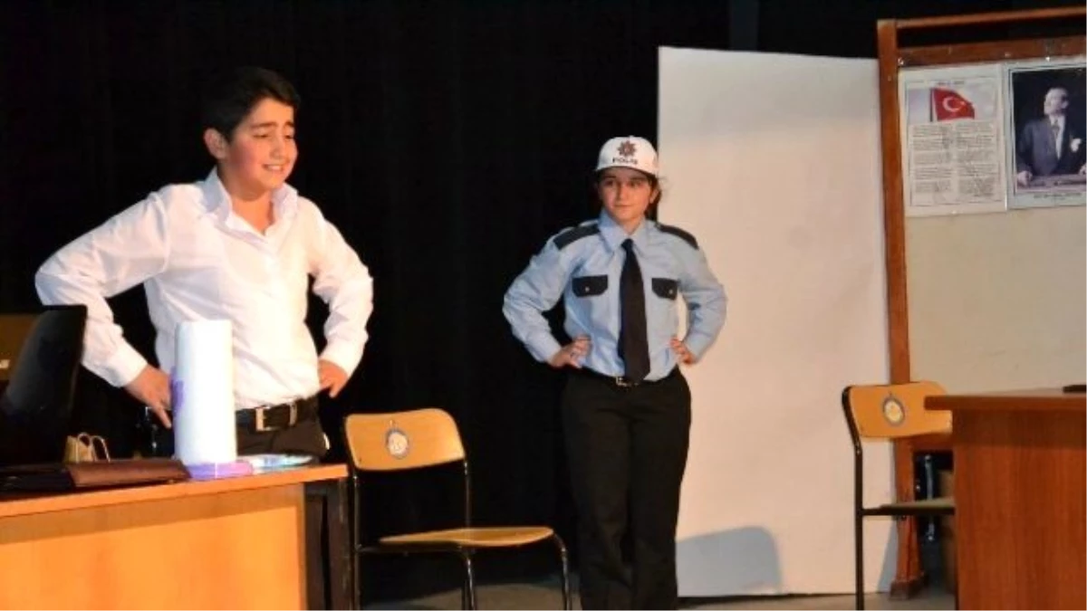 Orta Okul Öğrencileri Usta Tiyatrocuları Aratmadı