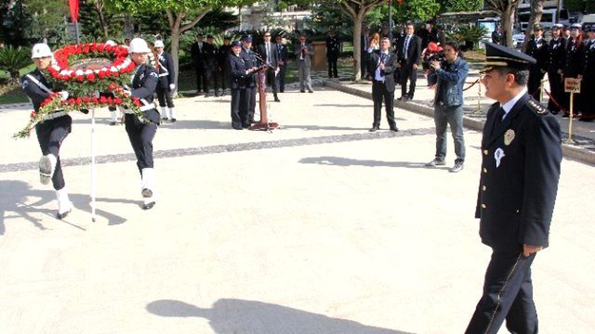 Polis, Atatürk Anıtı\'na Çelenk Koydu