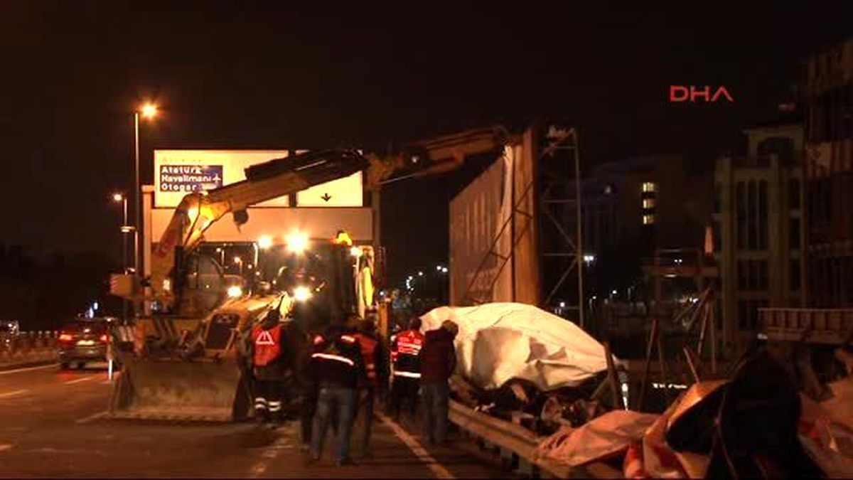 Şiddetli Poyraz Nedeniyle E-5\'uçan Reklam Panoları Kaldırıldı