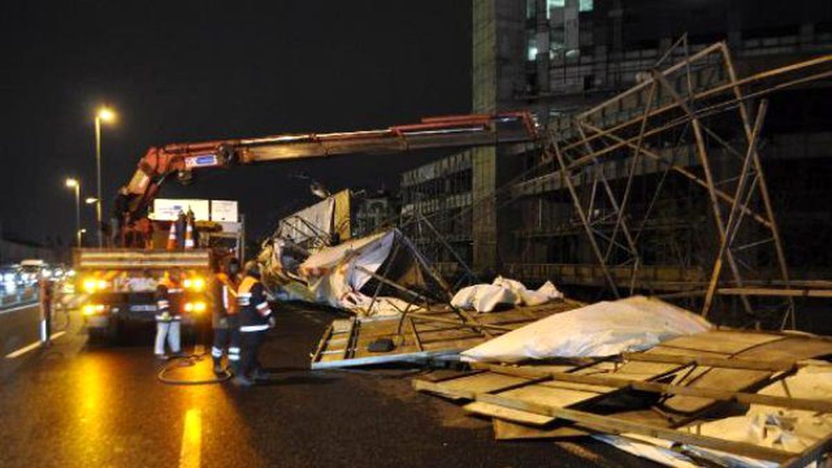 Şiddetli Poyraz, Reklam Panolarını E-5\'e Uçurdu
