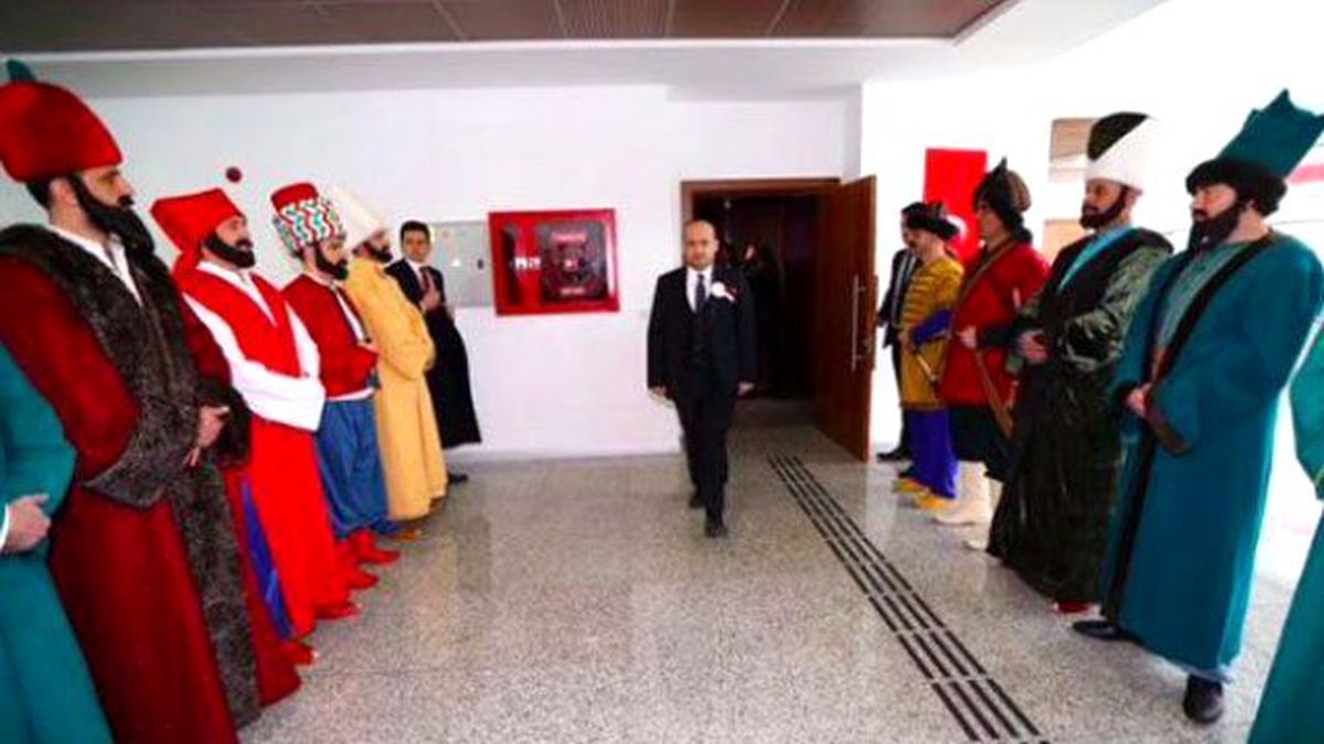 Polis Teşkilatı, Yalçın Akdoğan'ı Tarihi Kıyafetlerle Karşıladı