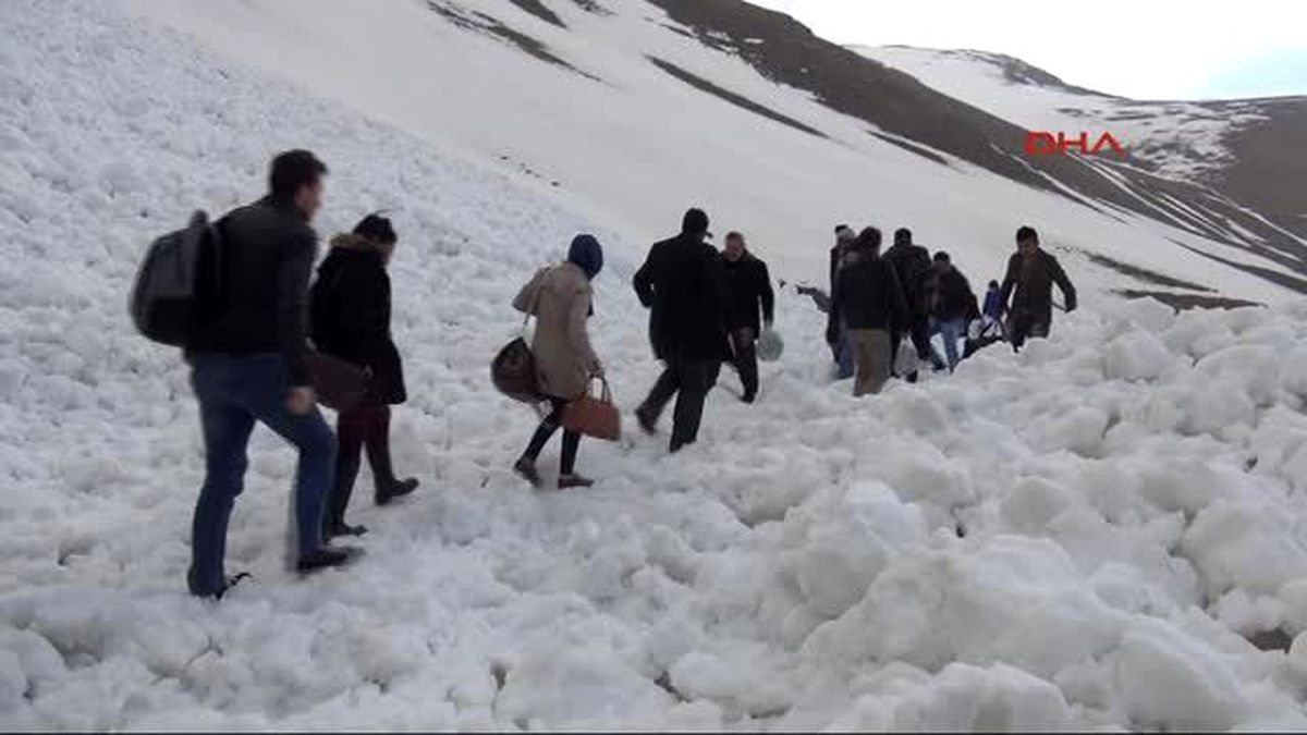 Van\'da Çığ Düştü 11 Saat Mahsur Kaldılar