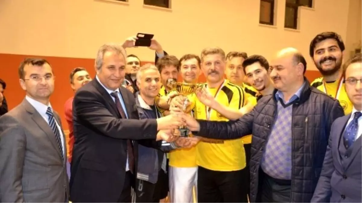 Voleybol Turnuvasında Şampiyon Dolunay Ortaokulu