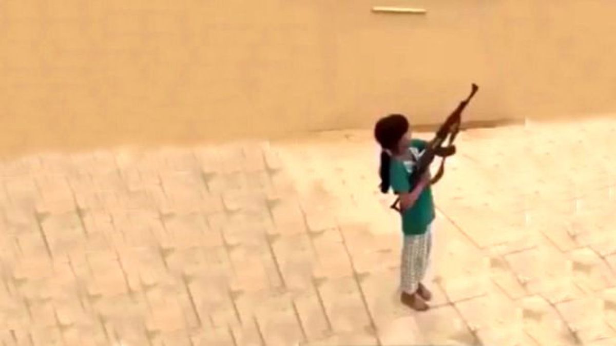 5 Yaşındaki Kız Ateş Ederken Babasını Vurdu