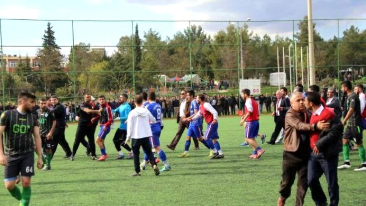 Adıyaman\'da Amatör Maçta Kavga: 1 Polis Yaralı